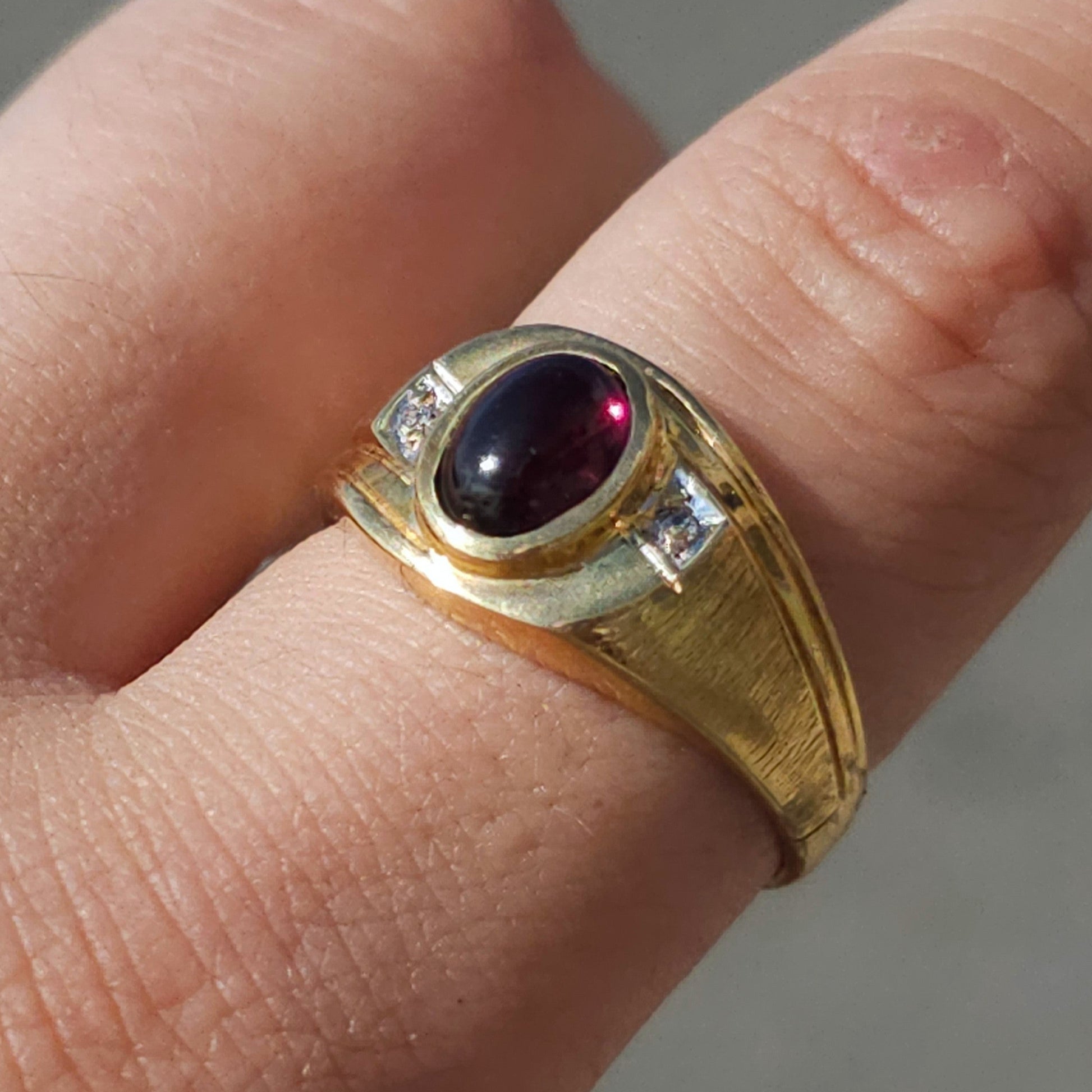 Garnet Amulette Ring - Dearest Diamonds