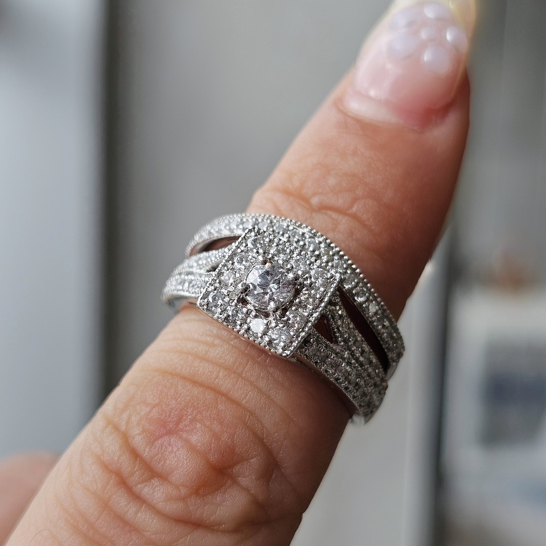 Venetian Style Natural Diamonds Round Bridal Set - Dearest Diamonds