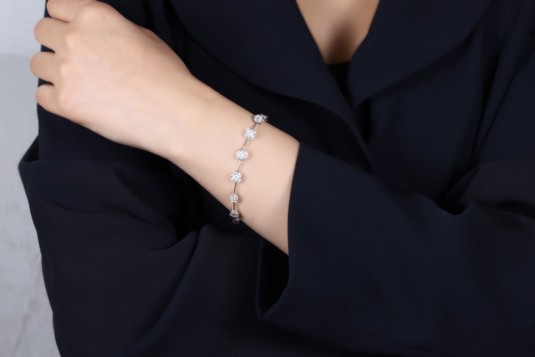 Round Cluster Diamonds Bracelet - Dearest Diamonds